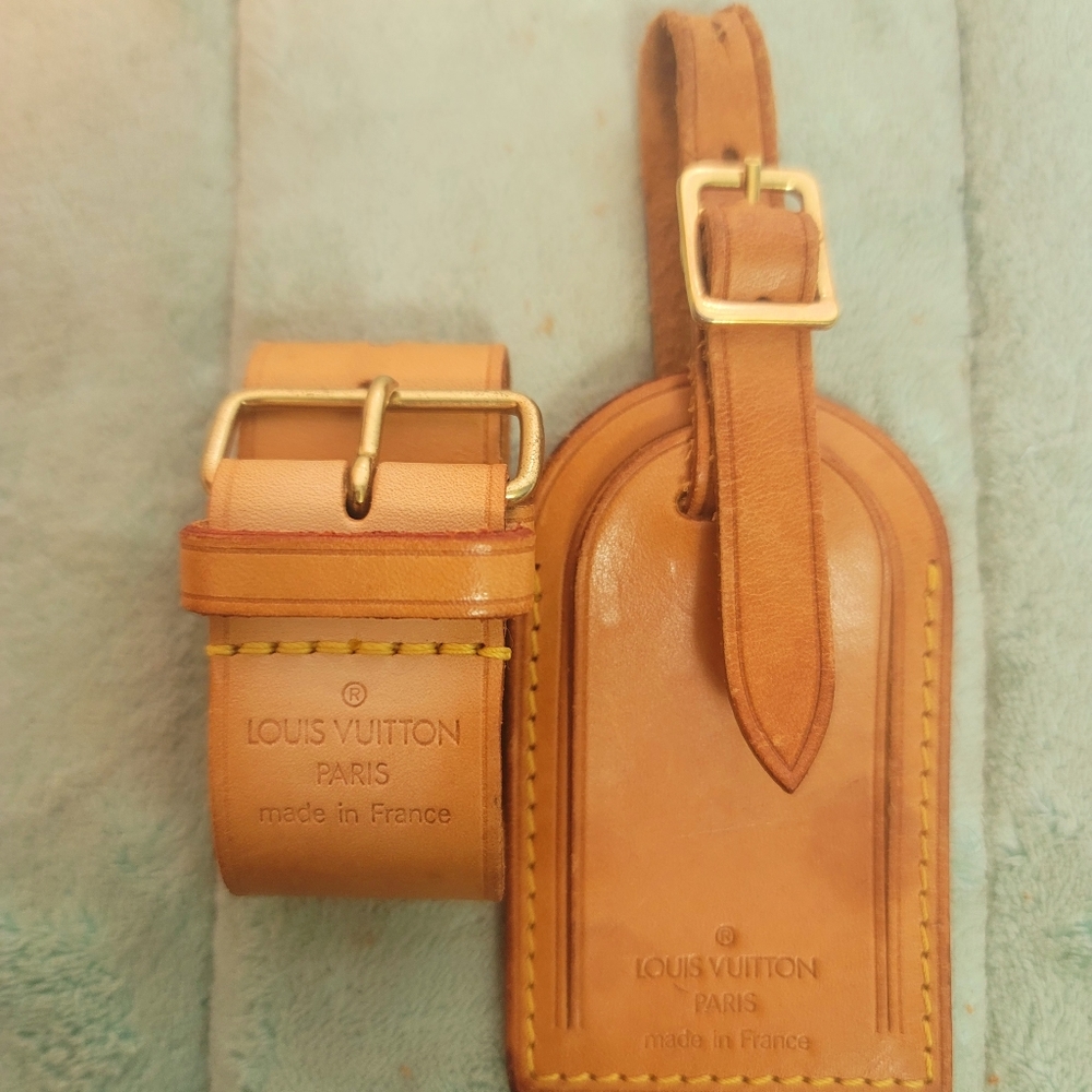 LV luggage tags with poignet.
